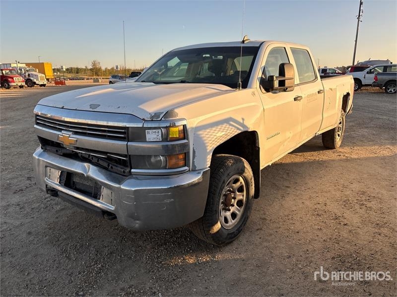 Fourgon utilitaire Chevrolet Silverado 3500HD 4x4 Crew Cab Pickup — occasion 2015