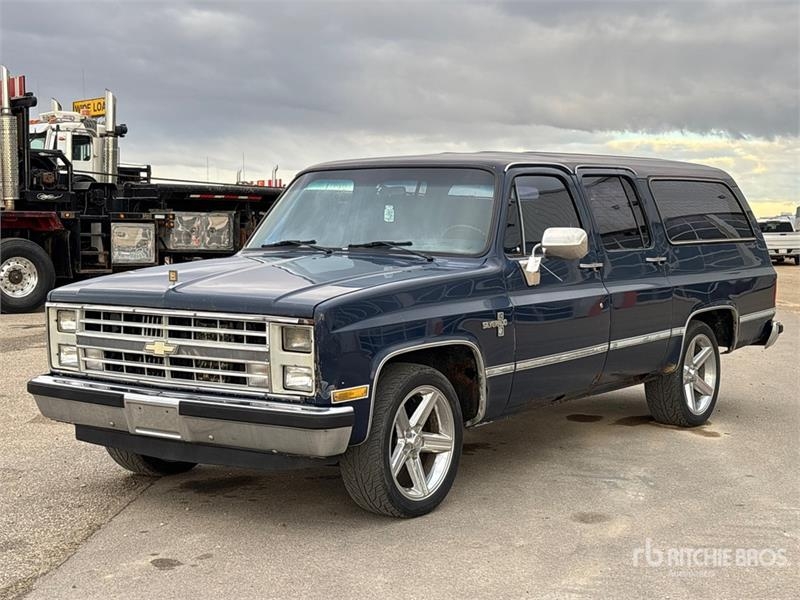 Voiture Chevrolet Suburban C10 2WD SUV — occasion 1984