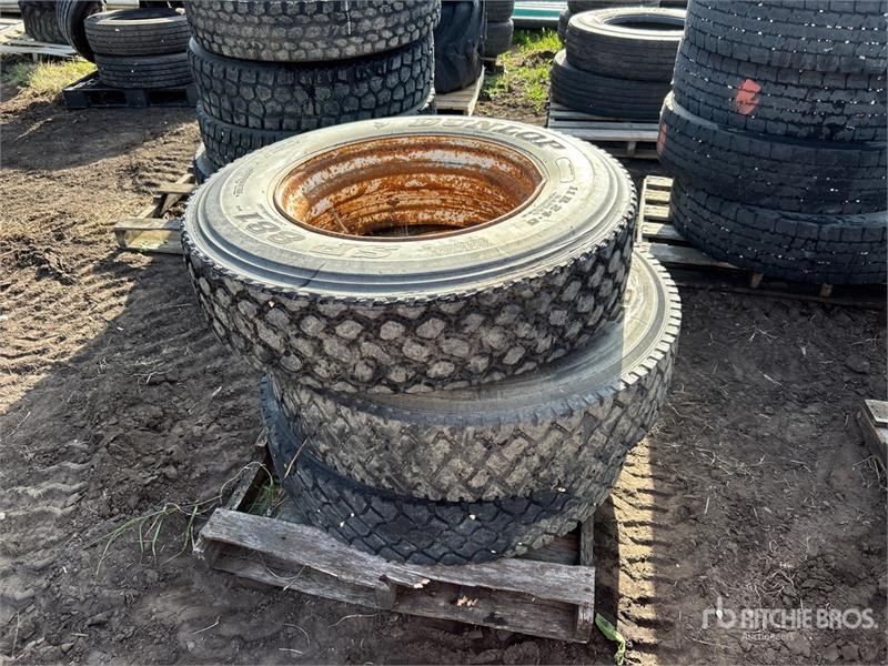 Pneu, roue et jante Dunlop of (3) Dunlop 11R24.5 Tires — occasion
