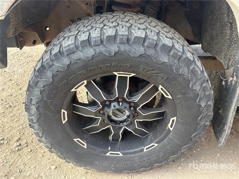 Fourgon utilitaire Ford F-350 Lariat 4x4 Crew Cab Pickup — occasion 2011