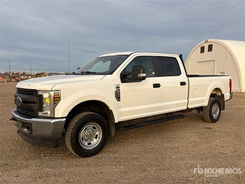 Fourgon utilitaire Ford F-350 XL 4x4 Crew Cab Pickup — occasion 2018