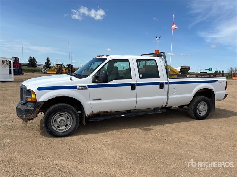 Fourgon utilitaire Ford F-350 XL 4x4 Crew Cab Pickup — occasion 2005