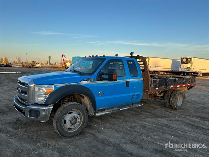 Camion plateau Ford F-550 Flatbed — occasion 2013
