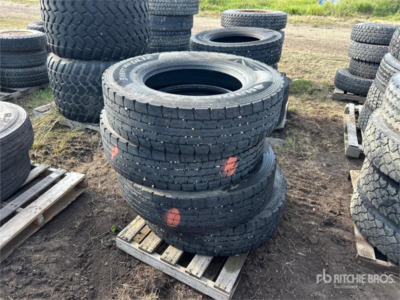 Pneu, roue et jante Hankook of (4) Hankook 11R24.5 Tires — occasion