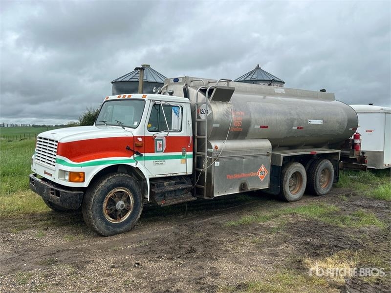 International 16700 L 6x4 Fuel Truck