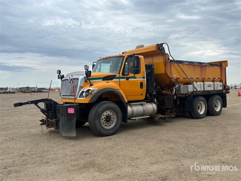 Camion municipal International WorkStar 7600 6x4 Snow Plow — occasion 2011