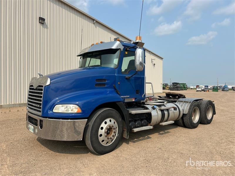 Tracteur routier Mack CXU613 — occasion 2011