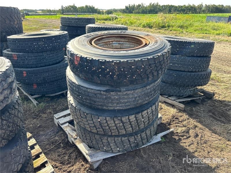 Pneu, roue et jante Michelin of Michelin 11R24.5 Tires — occasion
