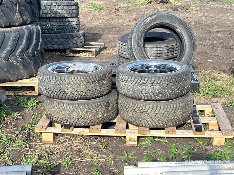Pneu, roue et jante Nokian of (4) Nokian 215/55R17 Tires — occasion