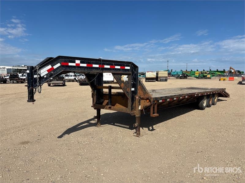 PJ 25 ft Tri/A Gooseneck Equipment Trailer