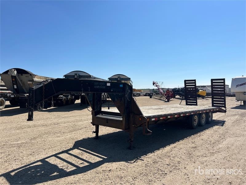 PJ Trailers Trailers 26 ft Tri/A Gooseneck Equipment