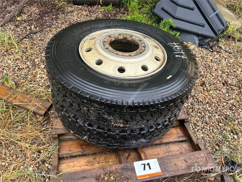 Pneu, roue et jante Quantity of (2) Kapsen 11R24.5 Tires — occasion