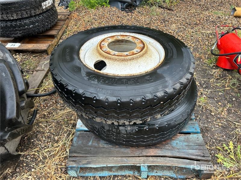 Pneu, roue et jante Quantity of (2) Kumho 11R24.5 Tires — occasion