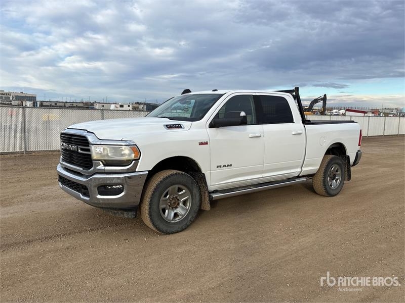 Fourgon utilitaire RAM 3500 4x4 Crew Cab Pickup — occasion 2017
