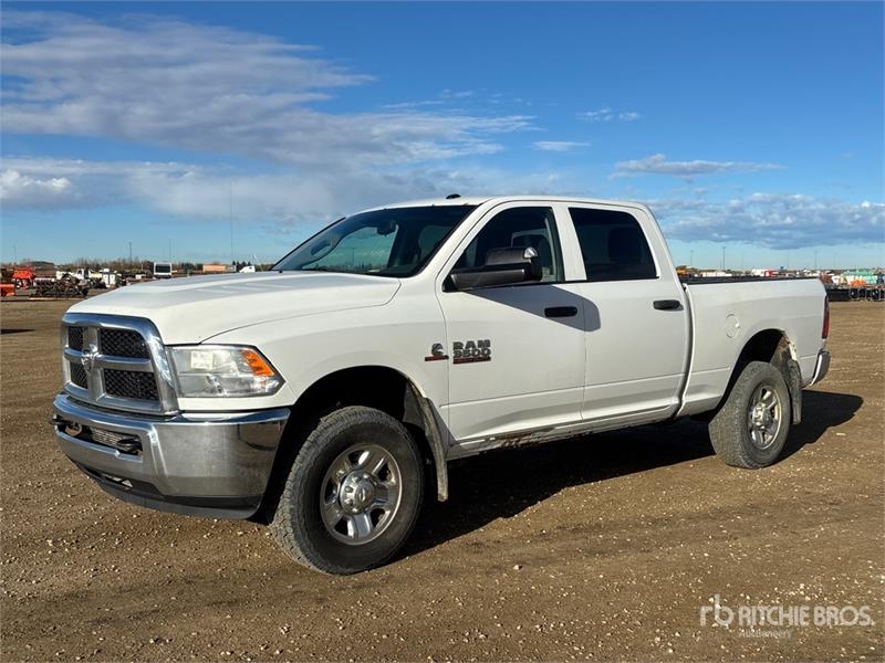 Fourgon utilitaire RAM 3500 4x4 Crew Cab Pickup — occasion 2015