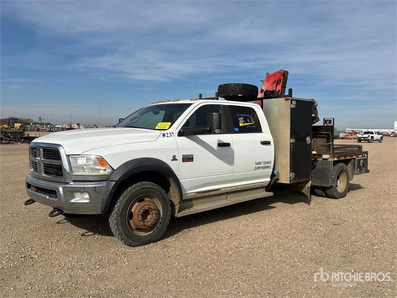 Camion plateau grue RAM 5500 — occasion 2012