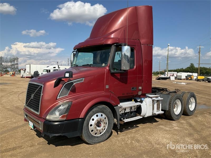 Tracteur routier Volvo VNL300 — occasion 2012