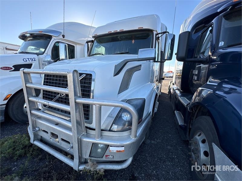 Tracteur routier Volvo VNL64T — occasion 2013