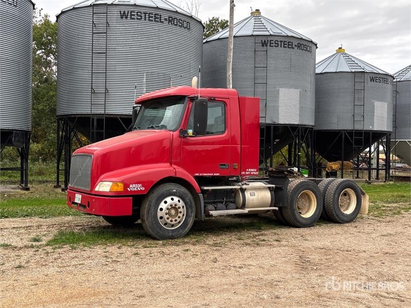 Tracteur routier Volvo VNM64T — occasion 1999