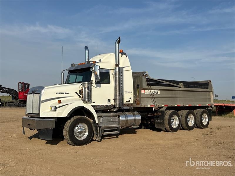 Camion benne Western Star 4900 8x6 Sleeper Tri/A Dump — occasion 2015