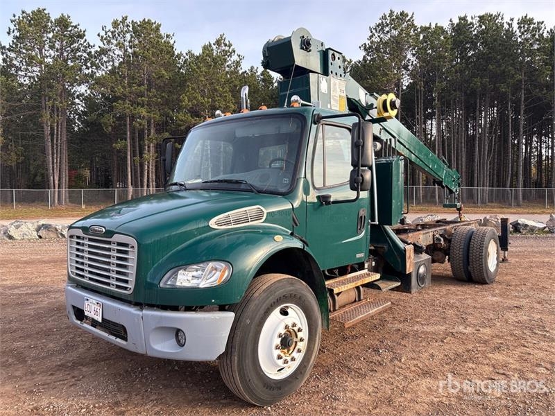 Camion plateau grue Freightliner lb Straight on Freightliner M2 106 4x2 — occasion 2004