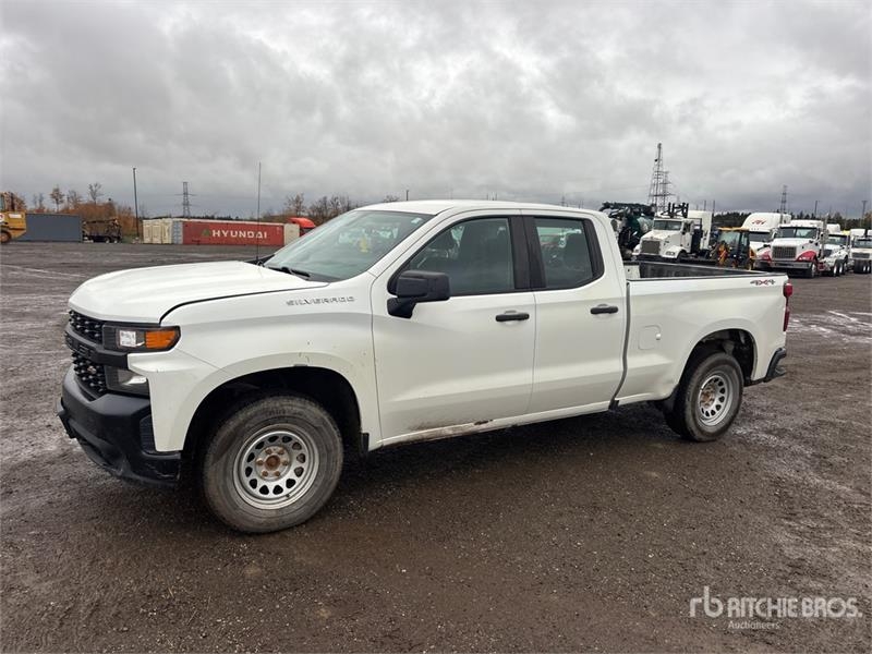 Fourgon utilitaire Chevrolet Silverado 1500 4x4 Extended Cab Pickup — occasion 2021