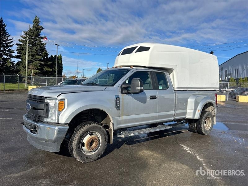 Utilitaire benne Ford F-350 XL 4x4 Extended Cab Dual Fuel Utility — occasion 2017