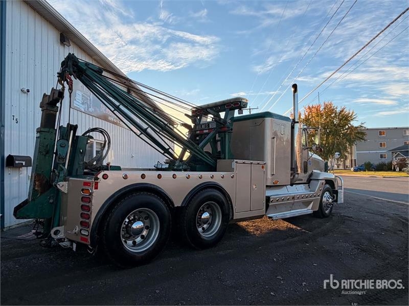 Camion de dépannage Freightliner FLD120 6x4 Sleeper Tow — occasion 1996