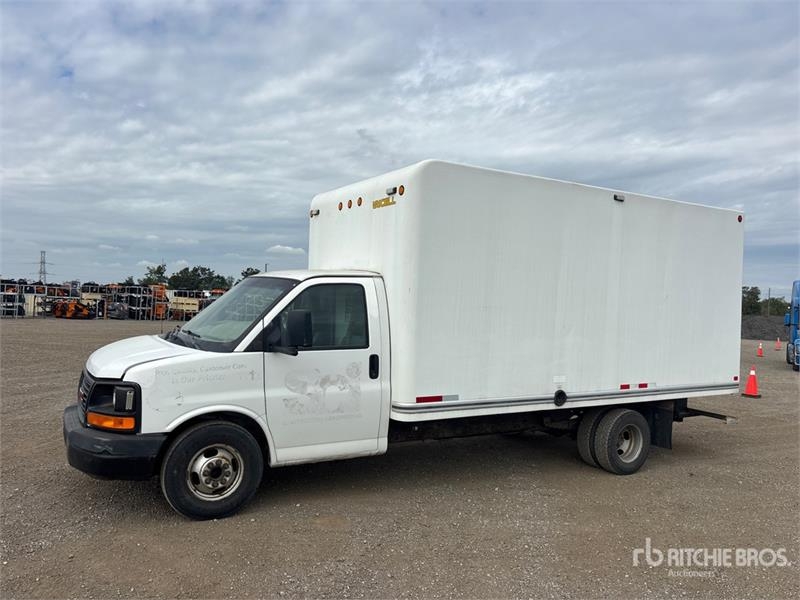 Camion fourgon GMC Savana 3500 4x2 Van — occasion 2011