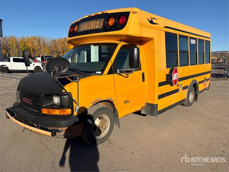 Minibus GMC Savana 4500 4x2 24-Seat School Bus — occasion 2012