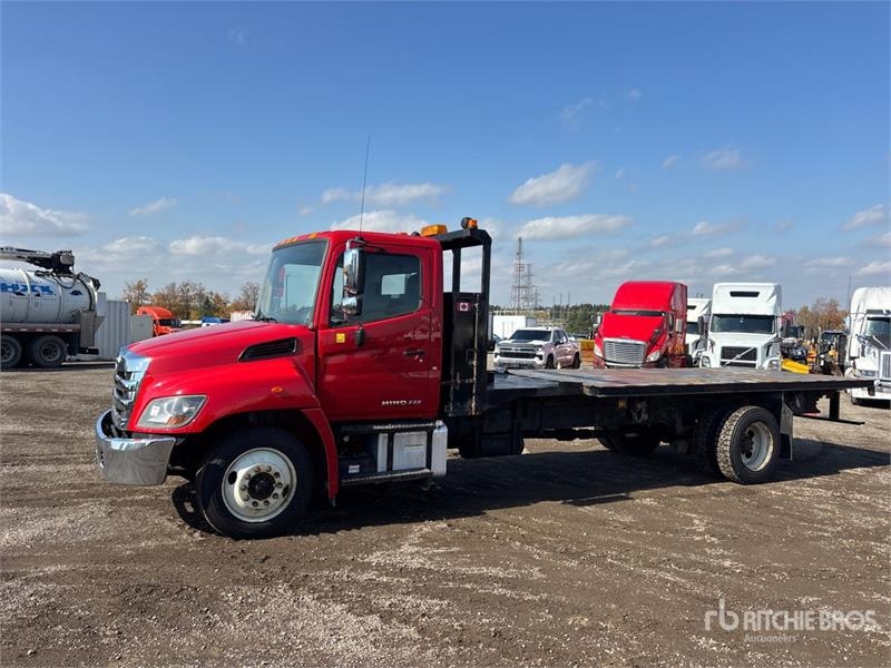 Camion plateau Hino 338 — occasion 2017