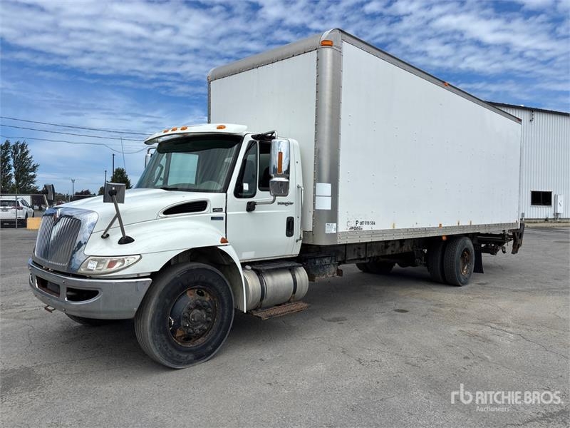 International 4300M7 SBA 4x2 Van Truck