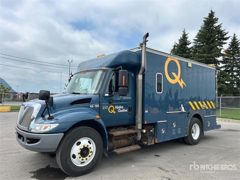 International 4400 4x2 Utility Truck