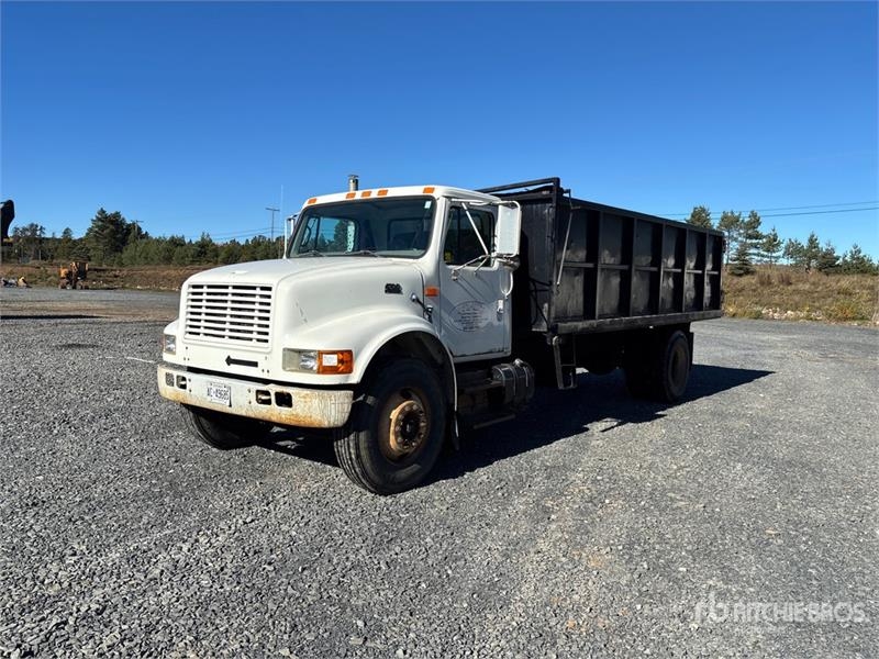Camion benne International 4700 — occasion 2000