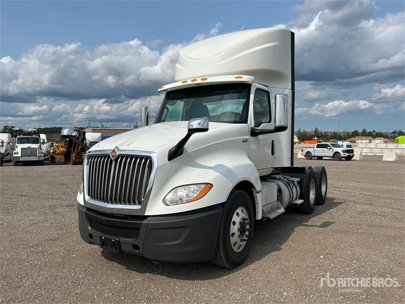 International LT625