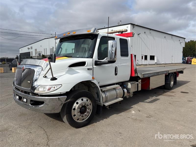 Camion de dépannage International MV607 4x2 Extended Cab Rollback — occasion 2021