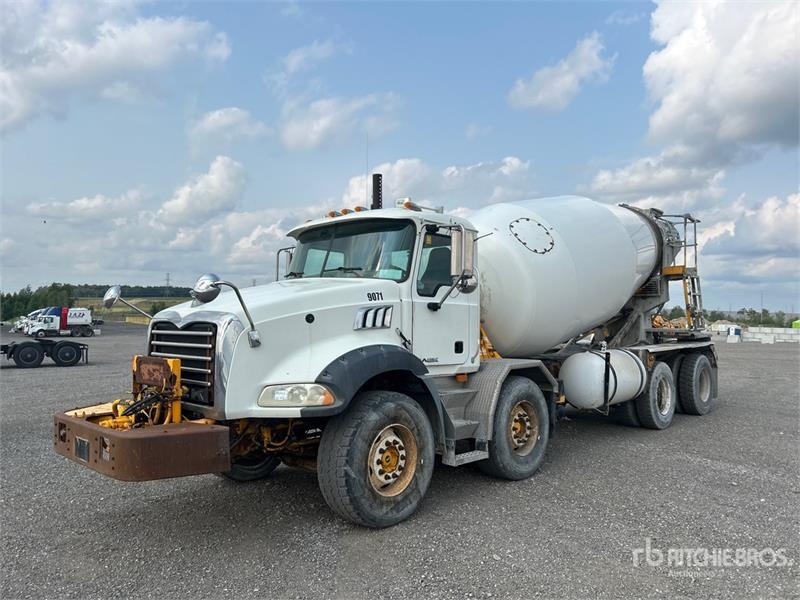 Mack GU813