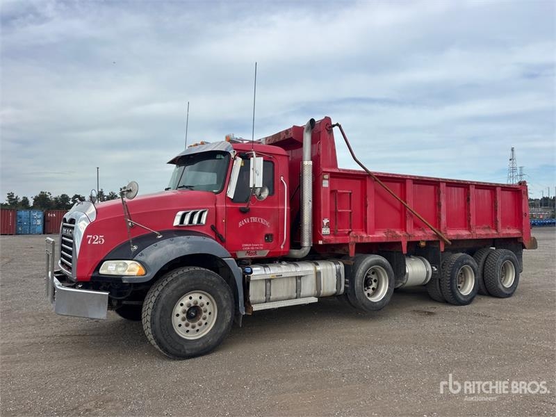 Camion benne Mack GU813 — occasion 2012