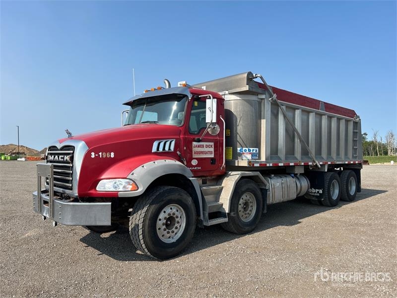 Mack GU813