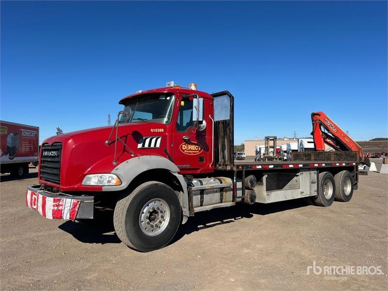 Camion plateau grue Mack PK-10000 Knuckle on Mack GU533 6x4 — occasion 2015