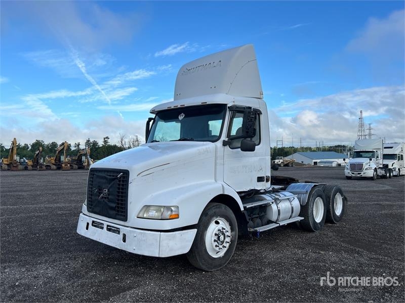 Tracteur routier Volvo VNM — occasion 2004