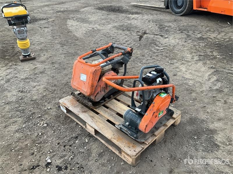 Plaque vibrante Belle of (2) Belle Vibratory Plate Compactor — occasion