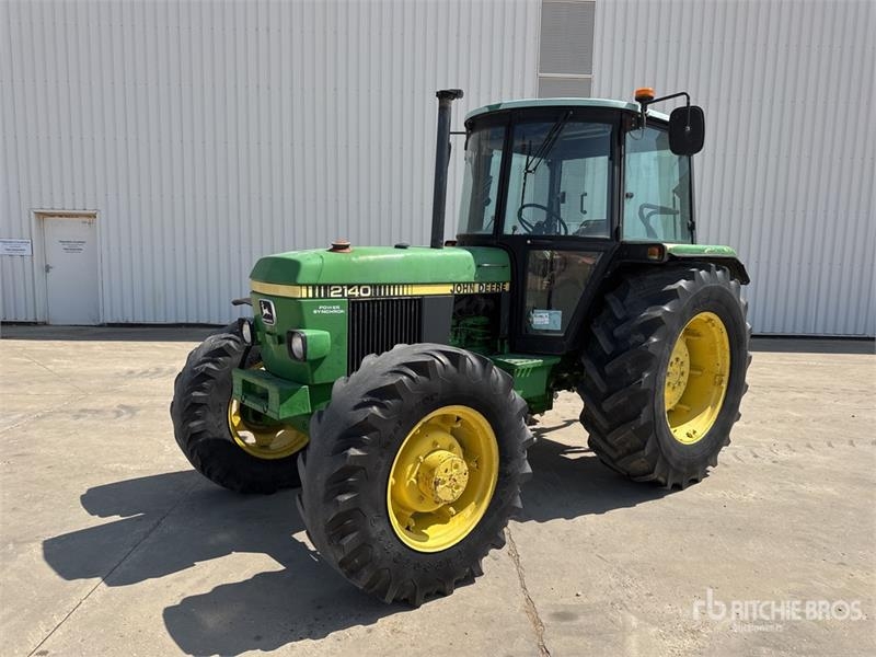 John Deere 2140