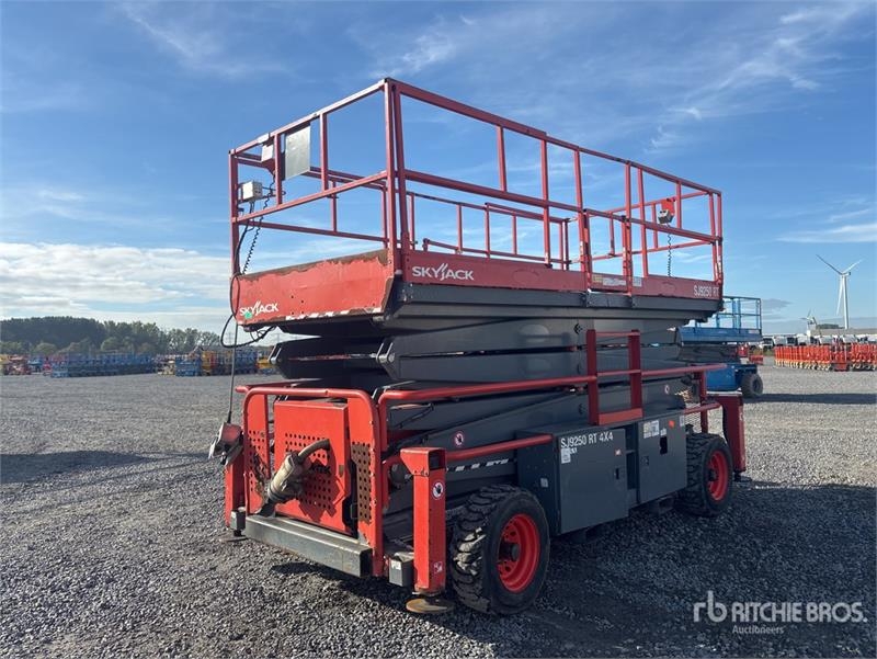 Nacelle à ciseaux SkyJack 9250RT 4x4 Diesel — occasion 2017, 1 519 h