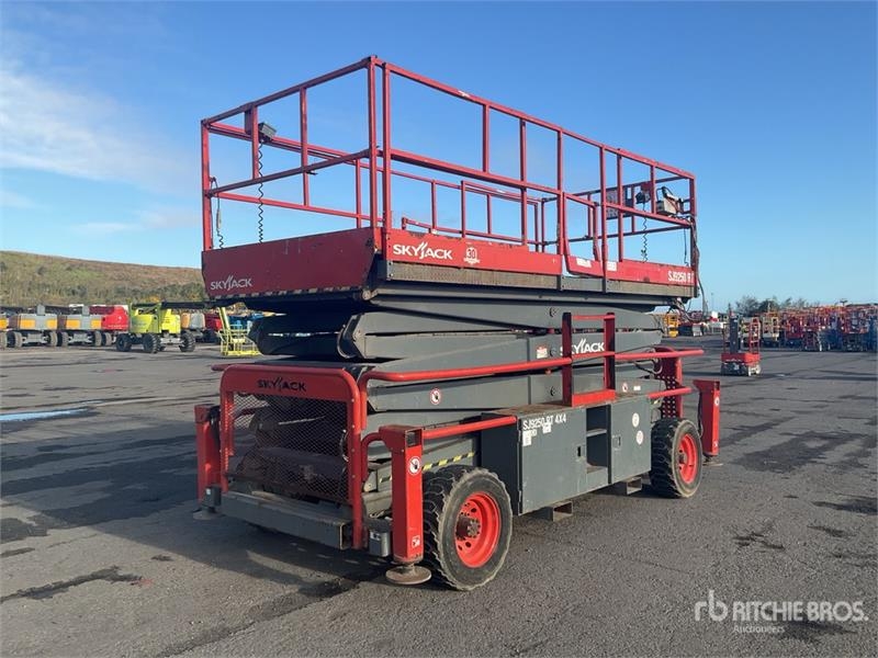Nacelle à ciseaux SkyJack SJ9250RT 4x4 Diesel — occasion 2015, 3 094 h