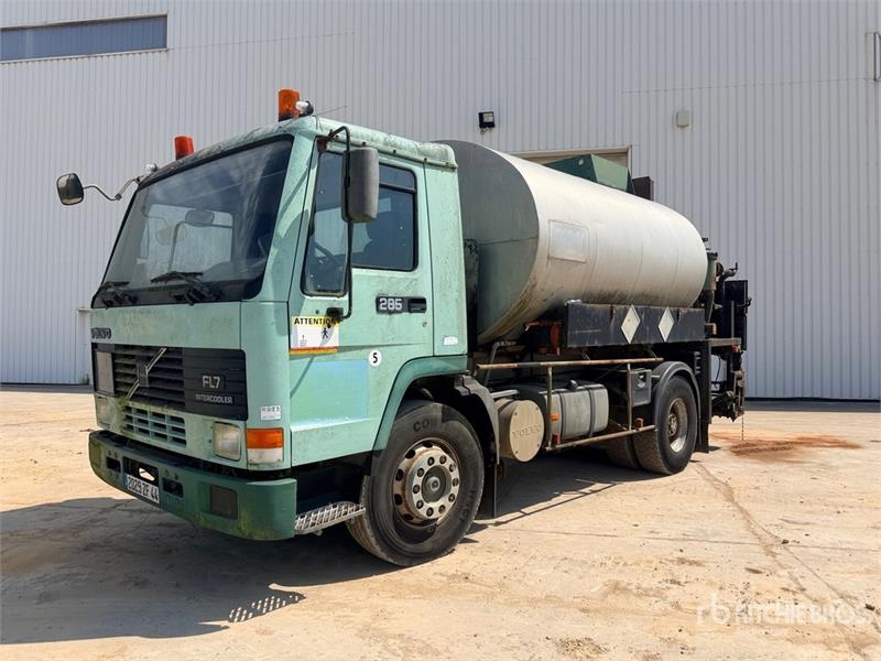 Volvo 9000 L on Volvo 285 4x2 Repandeuse A Bitume 4x2 As