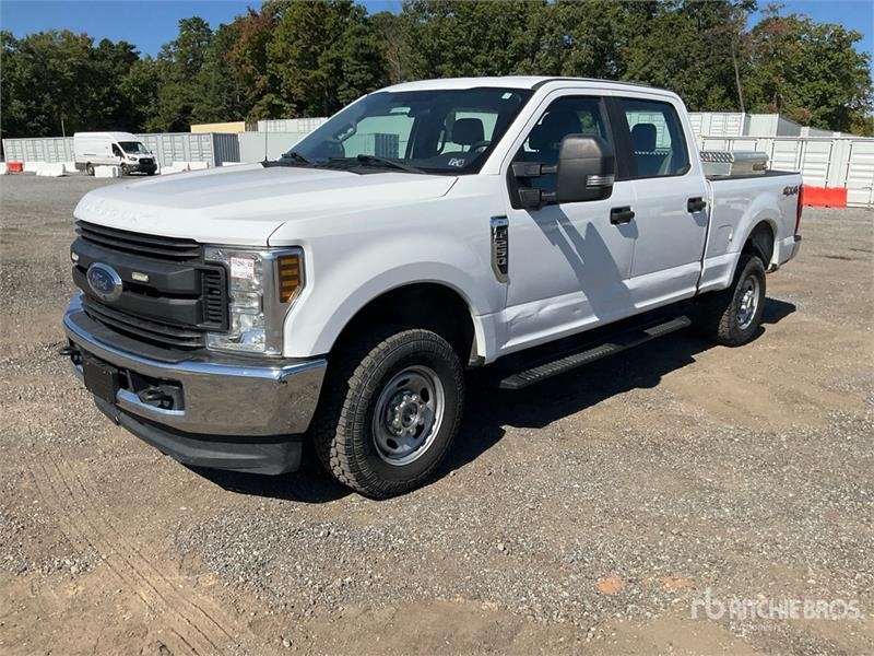 Fourgon utilitaire Ford F-250 XL 4x4 Crew Cab Pickup — occasion 2018