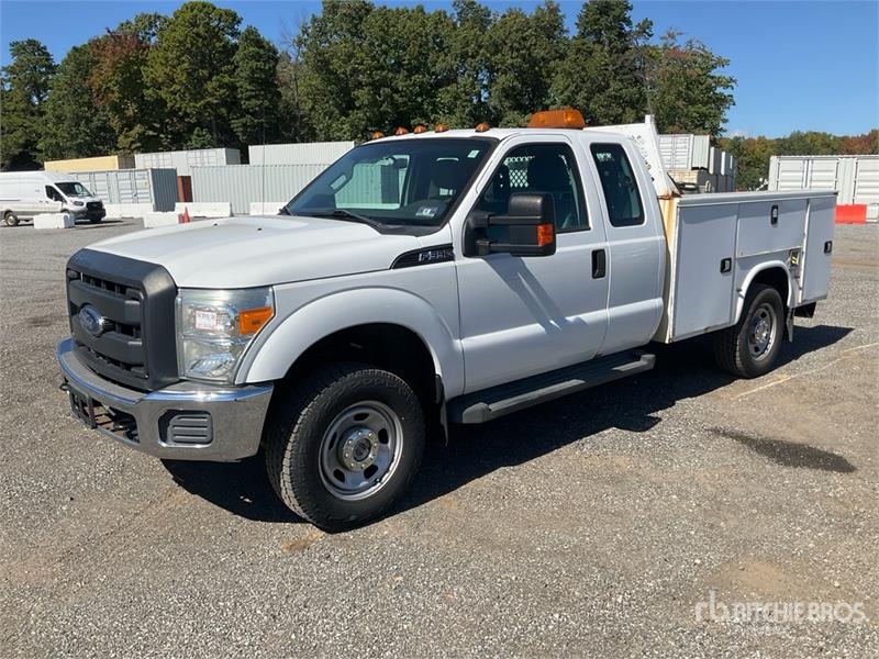 Utilitaire benne Ford F-350 4x4 Extended Cab Fuel tank in bed with pump — occasion 2014