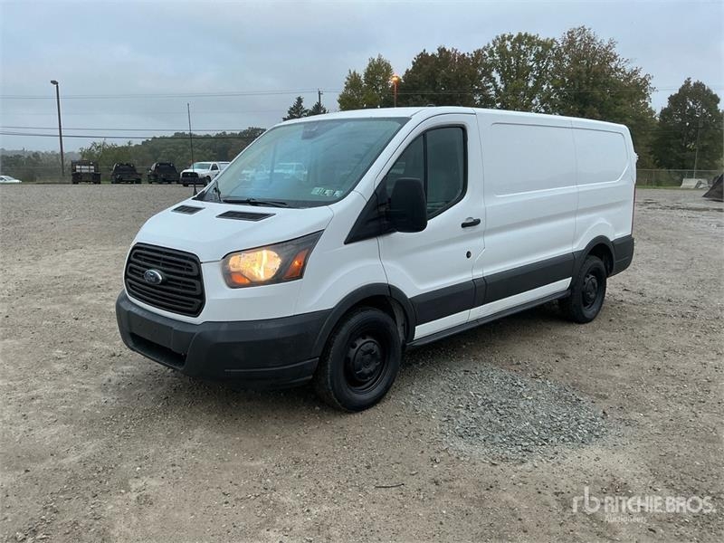 Fourgon utilitaire Ford Transit 150 Cargo Van — occasion 2017