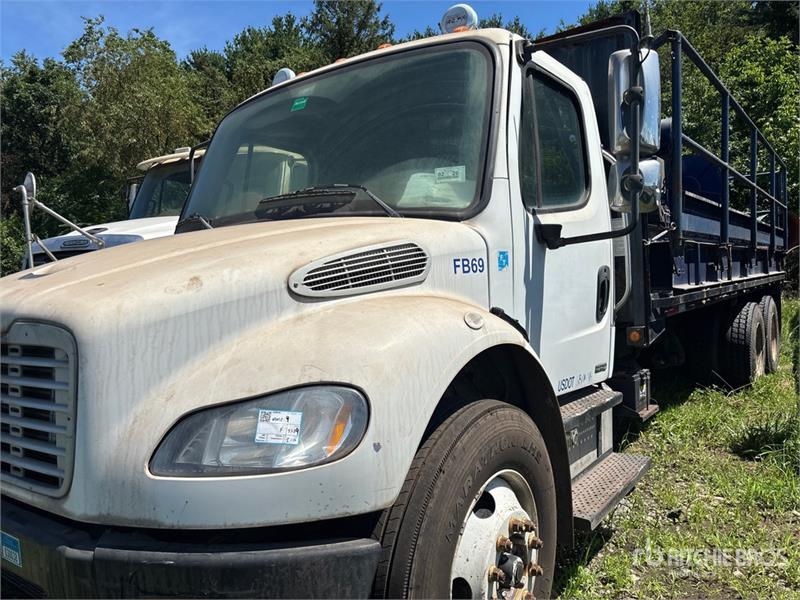 Camion plateau Freightliner M2 106 — occasion 2005